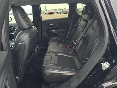 Used 2019 Jeep Cherokee Latitude Plus w/ Cold Weather Group AWD/4WD image 8