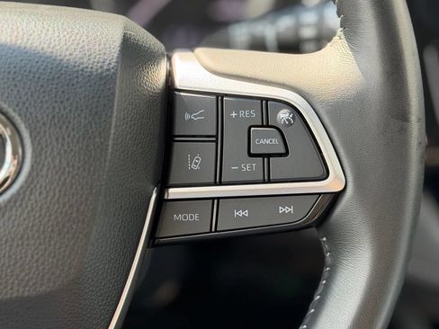 Used 2024 Toyota Highlander XLE AWD/4WD image 10