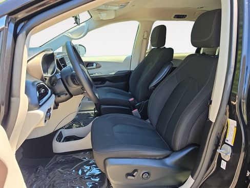 Used 2022 Chrysler Voyager LX FWD image 9