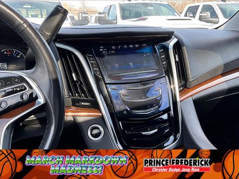 Used 2020 Cadillac Escalade Luxury image 6