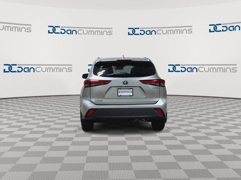 Used 2020 Toyota Highlander XLE AWD/4WD image 7