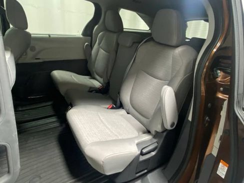 Used 2022 Toyota Sienna LE AWD/4WD image 12