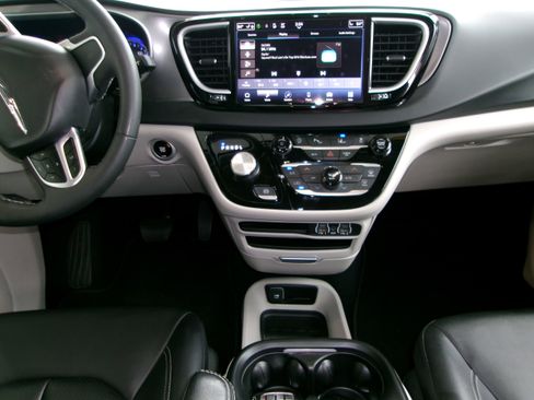 Used 2024 Chrysler Pacifica Touring-L FWD image 16