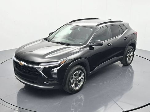 Certified 2025 Chevrolet Trax LT w/ LT Convenience Package FWD image 28