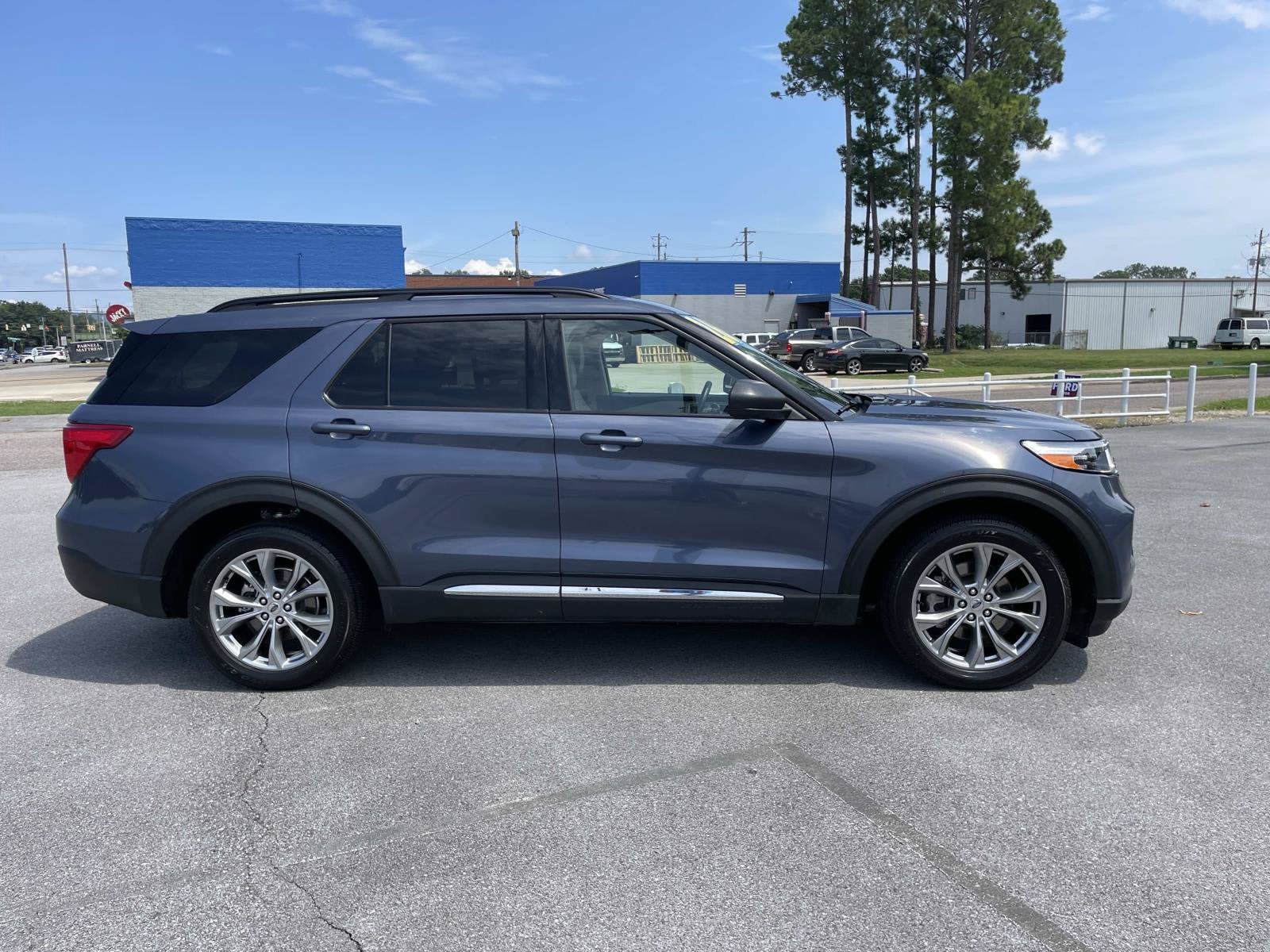 Used 2021 Ford Explorer XLT w/ Equipment Group 202A RWD image 2