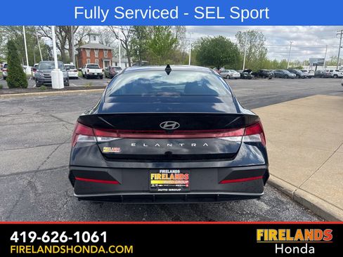 Used 2025 Hyundai Elantra Sport FWD image 4