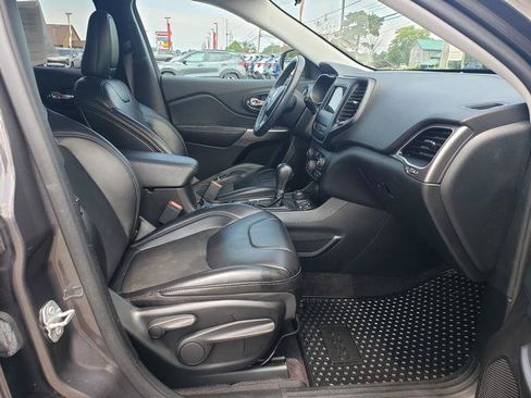 Used 2019 Jeep Cherokee Latitude Plus w/ Cold Weather Group AWD/4WD image 18