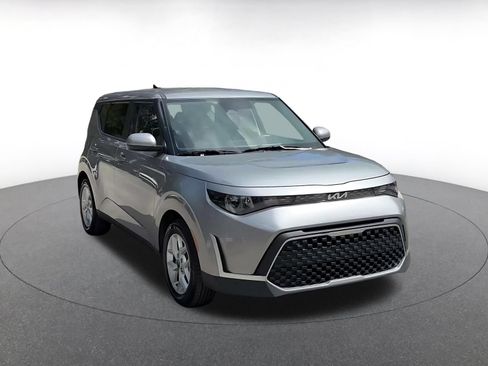 Used 2025 Kia Soul LX w/ LX Technology Package FWD image 3