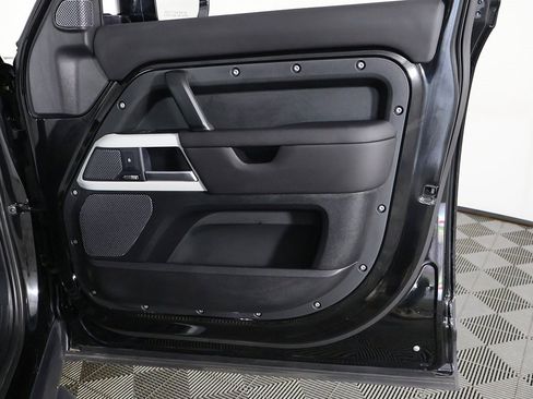 Used 2024 Land Rover Defender 110 SE image 25