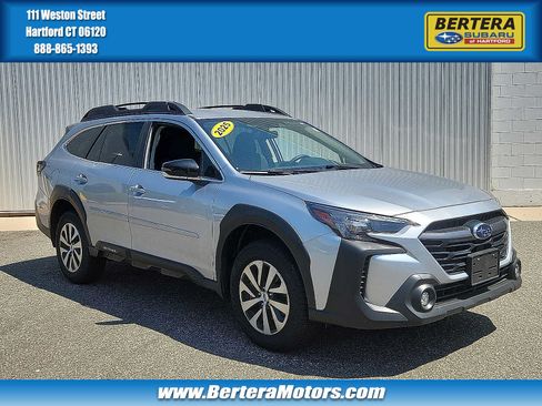 Used 2025 Subaru Outback Premium AWD/4WD image 1
