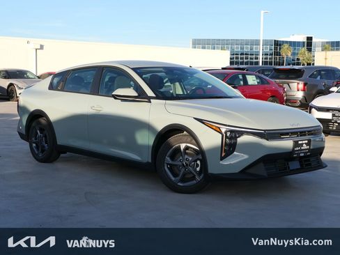New 2025 Kia K4 LXS image 1