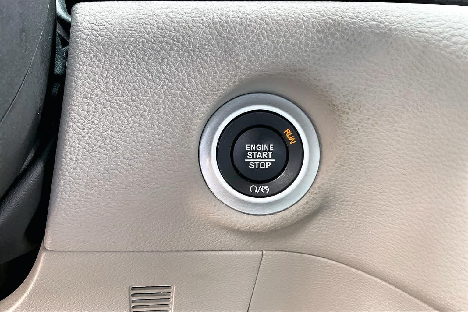 Used 2023 Chrysler Pacifica Touring-L FWD image 30