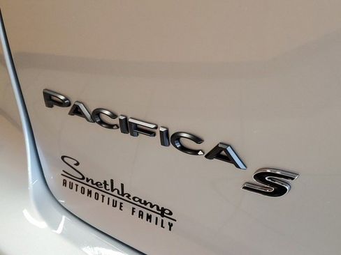 New 2026 Chrysler Pacifica Select image 4