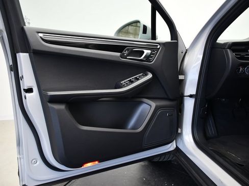 Certified 2024 Porsche Macan AWD/4WD image 32