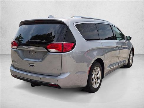 Used 2018 Chrysler Pacifica Limited w/ Advanced Safetytec Group FWD image 5