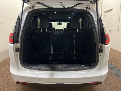 Used 2025 Chrysler Pacifica Select image 13