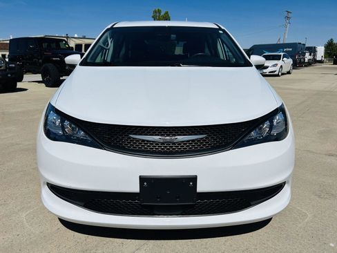 Used 2023 Chrysler Voyager LX image 31