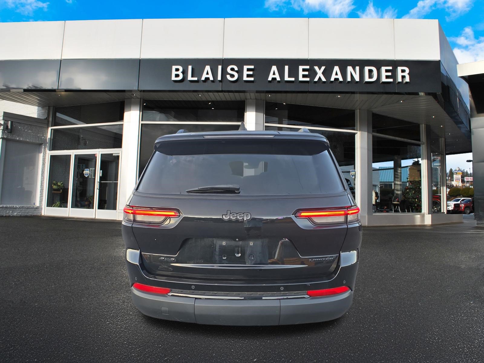 Used 2023 Jeep Grand Cherokee L Limited w/ Black Appearance Package AWD/4WD image 4