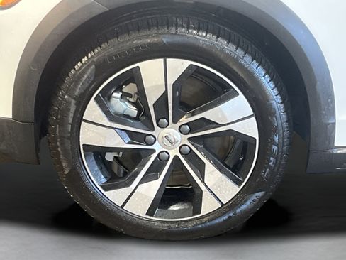 Used 2025 Volvo V60 B5 Cross Country Plus image 9