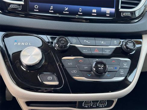 Certified 2024 Chrysler Pacifica Touring-L image 23