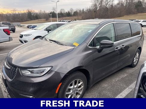 Used 2023 Chrysler Pacifica Touring-L image 2