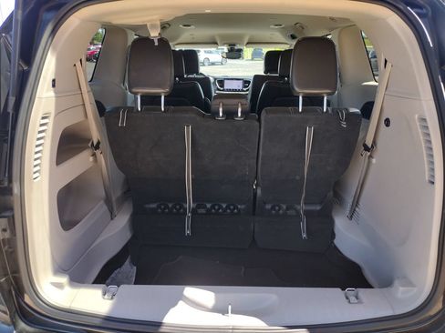 Used 2023 Chrysler Pacifica Touring-L FWD image 12