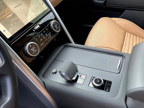 Used 2024 Land Rover Discovery Metropolitan Edition image 18