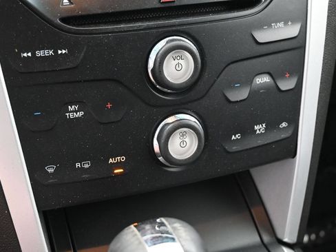 Used 2015 Ford Explorer XLT w/ Equipment Group 201B FWD image 23