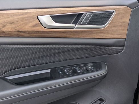 Used 2025 Volkswagen Atlas SE image 13