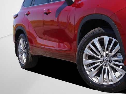 Certified 2025 Toyota Highlander Platinum AWD/4WD image 3