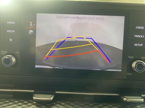 Used 2023 Kia Carnival LX image 16