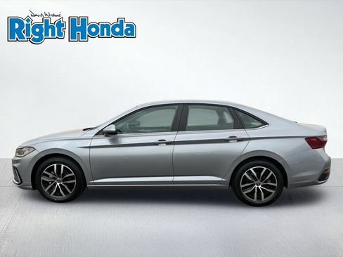 Used 2025 Volkswagen Jetta SE FWD image 3