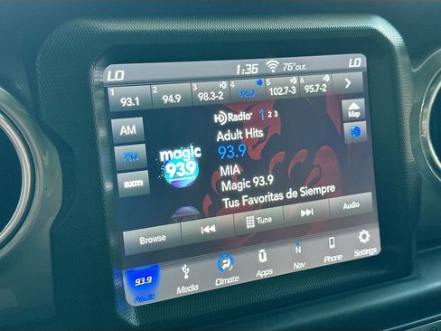 Used 2018 Jeep Wrangler Unlimited Sahara image 15