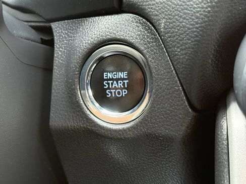 Used 2021 Toyota RAV4 XLE AWD/4WD image 34