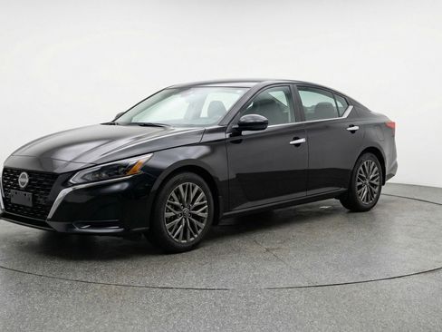 Used 2025 Nissan Altima 2.5 SV FWD image 3
