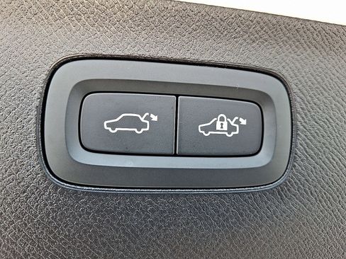 Used 2024 Volvo XC90 B6 Plus w/ Protection Package image 28