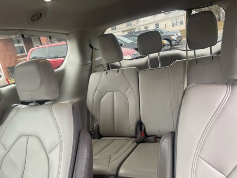 Used 2017 Chrysler Pacifica Touring-L w/ Tire & Wheel Group image 15