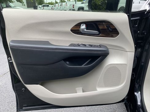 Used 2023 Chrysler Pacifica Limited FWD image 15