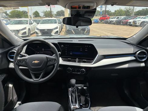 Used 2025 Chevrolet Trax LT FWD image 31