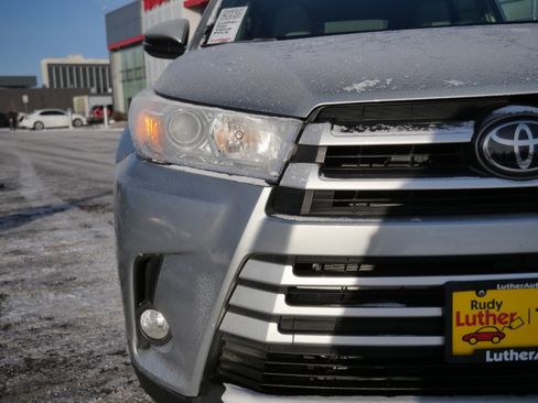 Certified 2019 Toyota Highlander XLE image 17