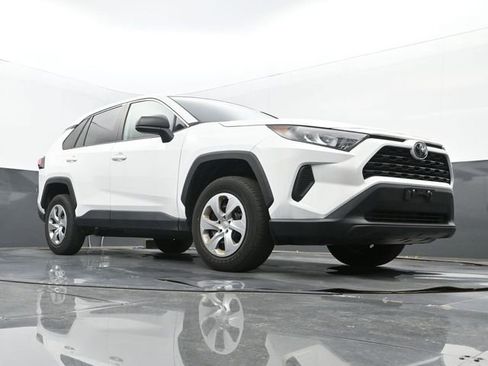 Used 2022 Toyota RAV4 LE image 9
