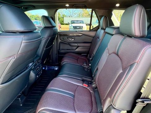 Used 2025 Honda Pilot Black Edition image 5
