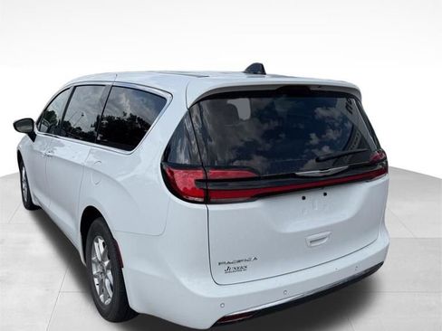 Used 2025 Chrysler Pacifica Select FWD image 6