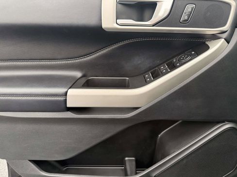 Used 2022 Ford Explorer XLT image 15