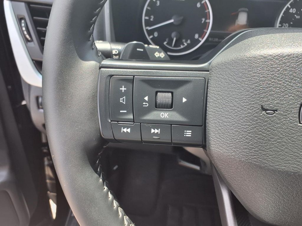Used 2026 Nissan Rogue SV FWD image 7