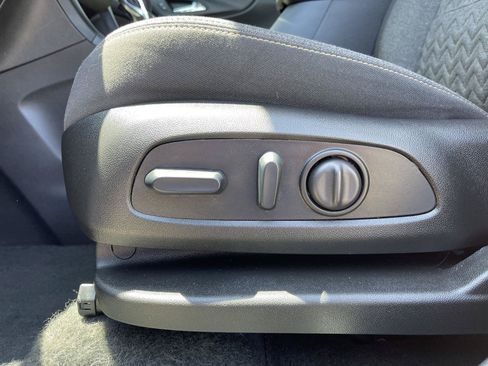 Used 2024 Chevrolet Equinox LT FWD image 15