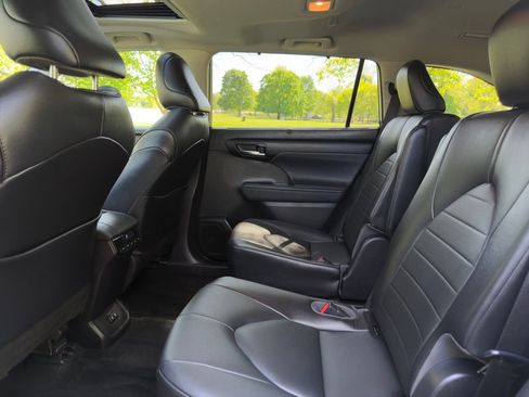 Used 2021 Toyota Highlander XLE AWD/4WD image 24