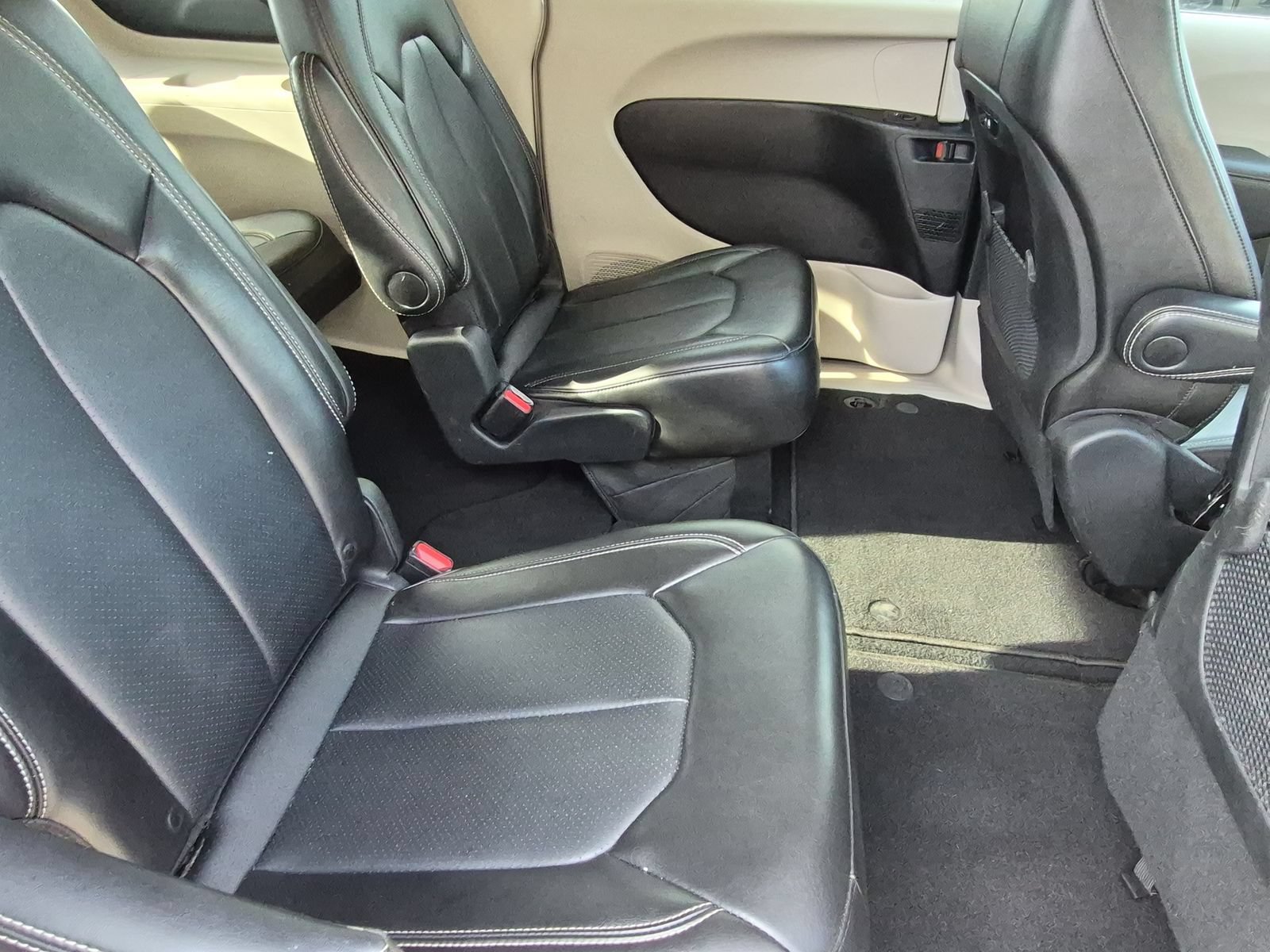 Used 2024 Chrysler Pacifica Touring-L FWD image 21