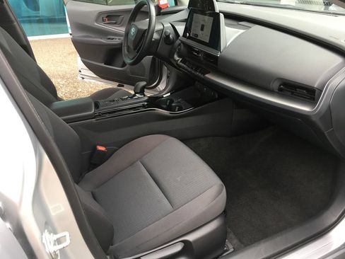 Used 2025 Toyota Prius LE FWD image 28