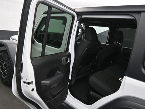 Used 2024 Jeep Wrangler Unlimited Rubicon 4xe image 17